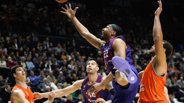 El jugador del Barça Jabary Parker (2-d) trata de anotar entre Jaime Pradilla (i) y Justin Anderson (d), ambos del Valencia, durante el partido de la euroliga de baloncesto que Valencia Basket y FC Barcelona disputan este jueves en el pabellón de la Fuente de San Luis.