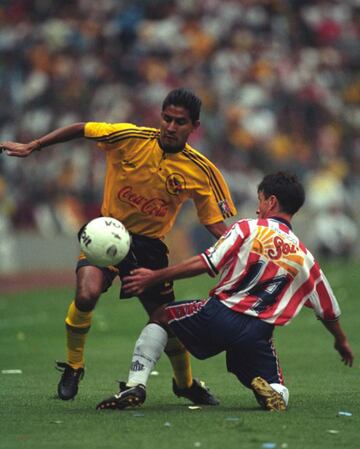 Siempre perteneció a Chivas, desde su debut en 1993 hasta su retiro en 2000. Formó parte del equipo campeón del Verano 97. 