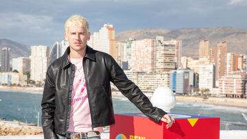 El artista Henry Semler durante una rueda de prensa de los 16 artistas del Benidorm Fest 2025, en el Mirador del Castillo, a 27 de enero de 2025, en Benidorm, Alicante (Espa?a). Hoy comienza la semana del Benidorm Fest 2025, seis d¨ªas que culminar¨¢n con la coronaci¨®n de aquella o aquel que suceder¨¢ a la artista, Nebulossa y representar¨¢ a Espa?a en Eurovisi¨®n 2025. La cuarta edici¨®n del Benidorm Fest promete una diversa variedad de ensayos, ruedas de prensa, programas previos y post, y tres galas. Las semifinales ser¨¢n el d¨ªa 28 y 30 de enero, y la gran final se celebrar¨¢ el d¨ªa 1 de febrero.
27 ENERO 2025
Joaqu¨ªn Reina / Europa Press
27/01/2025