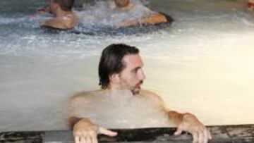 <b>EN GRUPO. </b>Botelho, Bravo, Jordi, Koke, Trashorras, Casado, Michu, Dani, Míchel, Tito y Labaca, ayer.