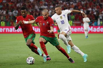 Nelson Semedo y Pepe con Kylian Mbappé.