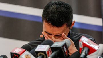 El número uno del bádminton masculino, Lee Chong Wei, llora durante una rueda de prensa en Putrajaya (Malasia), este jueves, en la que ha anunciado que se retira de la competición.