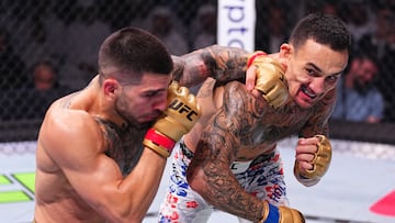 Topuria conecta el crochet letal a Holloway en el tercer asalto.