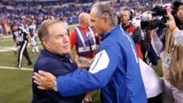 Bill Belichick saluda a Chuck Pagano tras el partido de New England ante los Colts.