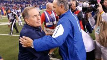 Bill Belichick saluda a Chuck Pagano tras el partido de New England ante los Colts.