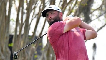 El golfista español Jon Rahm golpea la pelota durante el torneo Arnold Palmer Invitational celebrado en el Arnold Palmer's Bay Hill Club & Resort de Orlando, Florida.