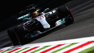 Lewis Hamilton con el Mercedes en Monza.