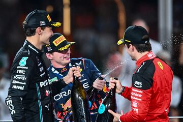 George Russell (Mercedes), Max Verstappen (Red Bull) y Charles Leclerc (Ferrari). Podio del GP de Abu Dhabi de F1 2023 en Yas Marina.