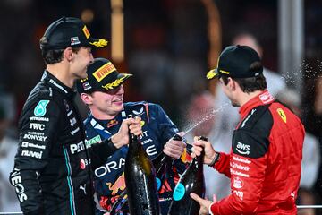 George Russell (Mercedes), Max Verstappen (Red Bull) y Charles Leclerc (Ferrari). Podio del GP de Abu Dhabi de F1 2023 en Yas Marina. 