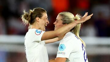 Soccer Football - Women's Euro 2022 - Group A - Northern Ireland v England - St Mary's Stadium, Southampton, Britain - July 15, 2022 England's Ellen White and Alessia Russo celebrate after the match REUTERS/Lisi Niesner