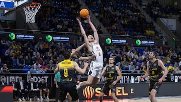 Lodovico Deangeli captura un rebote.