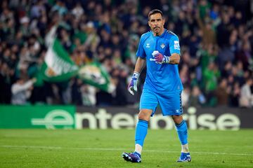 
El periplo de Claudio Bravo en la ciudad condal duró 2 temporadas, experiencia que le sirvió después para marcharse al Manchester City con el aval de Pep Guardiola. En Inglaterra fue perdiendo protagonismo con el paso del tiempo, pues las lesiones y la inversión ‘citizen’ jugaron un papel fundamental en su regreso a España, esta vez al Betis. A Heliópolis llegó en la 20/21, se convirtió en héroe al alzarse con la Copa del Rey y hoy vive, probablemente, sus últimos meses como bético.
