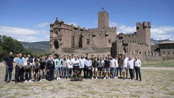 La plantilla osasunista al completo, el pasado martes en la visita a San Francisco Javier, patr&oacute;n de Navarra.
  