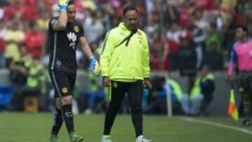 Moisés Muñoz abandona la cancha en el juego ante los Diablos.