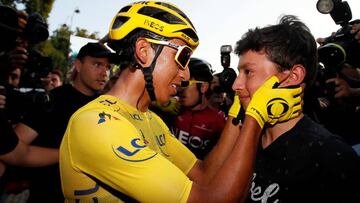 Egan Bernal celebra su triunfo en el Tour de Francia con su hermano.