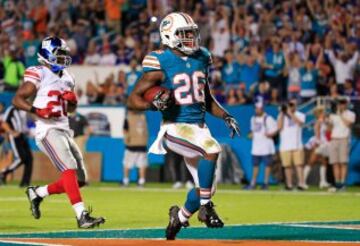 Justo en el drive siguiente ocurrir¨ªa una de las jugadas m¨¢s espectaculares del encuentro, en la que Lamar Miller logr¨® esquivar a casi toda la defensa neoyorquina para quedarse corriendo solo las 38 yardas que le separaban de la end zone rival. Los Dolphins volv¨ªan a adelantarse: 14 a 10.