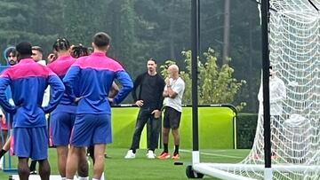 Ibrahimovic fue captado viendo el entrenamiento de AC Milan y charlando con Stefano Pioli de cara a la Champions League.