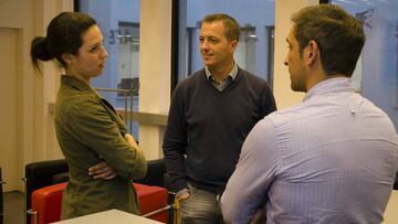 A la izquierda, Mónica González, consultora internacional de FIFPro, con Jesús Bardilla y Jesús Díaz Peramos.