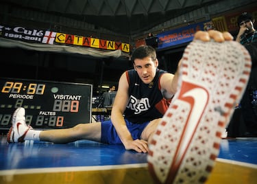 El pívot nacido en Osijek, cuarta ciudad más grande de Croacia, llegó al Barcelona en el verano de 2010 procedente del Pamesa Valencia. En el club catalán únicamente estuvo dos temporadas.