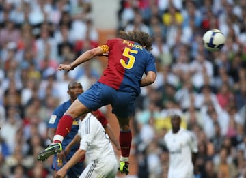 El partido comenzó más igualado de lo que dejó para la posteridad el marcador final. Higuaín abrió la cuenta en el minuto 13 y Henry empataría a los cuatro minutos, en el 17. Solo dos minutos después, un cabezazo de Puyol a una falta lateral botada por Xavi ponía el 1-2 en el marcador remontando el partido en menos de 10 minutos. El capitán se marchó corriendo a uno de los corner del fondo sur mientras besaba el brazalete. Una de las imágenes más icónicas de los Clásicos. 