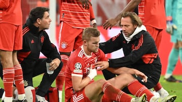 De Ligt se duele durante un partido con el Bayern.