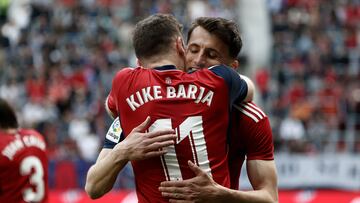 PAMPLONA, 22/04/2023.- El delantero croata del Osasuna, Ante Budimir (d) celebra su segundo tanto ante el Real Betis durante el partido correspondiente a la jornada 30 de LaLiga disputado en El Sadar de Pamplona este sábado. EFE/ Jesús Diges