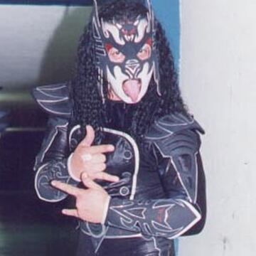 Tuvieron que pasar cinco ediciones de Triplemanía para que nuevamente cayera una máscara. Para la edición 10 hubo una lucha extrema por equipos en eliminación, en la que el único que no pudo conseguir las espaldas planas de algún rival fue el Maniaco.