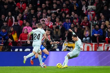 El brasileño recortó hacia dentro y buscó el primer palo cuando lo natural era buscar el segundo. Esto engañó a Oblak, que la tocó, pero no pudo sacarla. El Betis se adelantó en el partido.