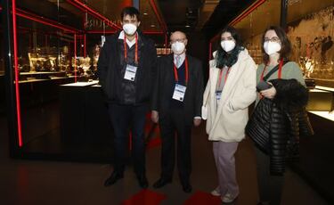 El Atlético cuida y homenajea a sus socios más veteranos