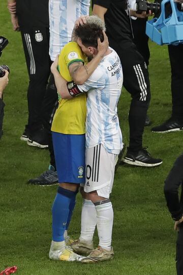 Uno de los momentos más emotivos se dio cuando Lionel Messi se acercó a Neymar para fundirse en un abrazo.