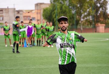 La historia de Abdelkhalek El Ouardi es inspiradora aferrándose a su sueño de convertirse en entrenador de fútbol. Este año se ha convertido en el técnico del conjunto sub15 del Raja Beni Mellal, un club de fútbol marroquí.