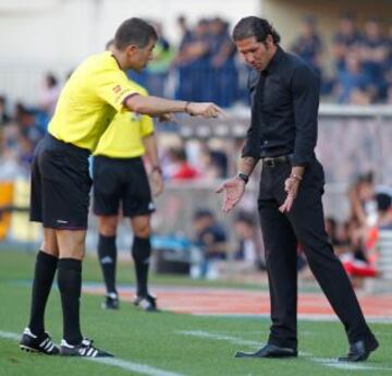 Liga Bbva. Atlético de Madrid - Rayo Vallecano. Simeone y el árbitro Iglesias Villanueva.