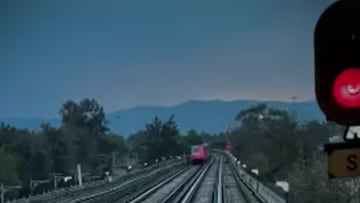 Conductora del metro muestra recorridos y dedica canciones a los usuarios