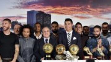 Cristiano Ronaldo y la plantilla, después del acto.