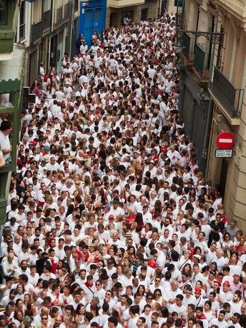 Luis Sabalza, presidente de Osasuna, lanzó el chupinazo de estos San Fermines dando inicio a una de las mayores fiestas del panorama nacional. La Plaza del Ayutamiento de Pamplona se llenó hasta la bandera.