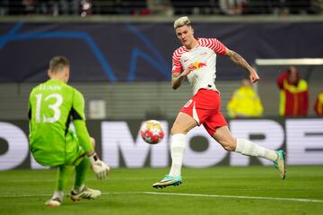 El portero uncraniano desvía el balón lanzado por  Benjamin Sesko y evita el tanto del RB Leipzig.