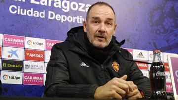 Víctor Fernández, en una rueda de prensa en La Romareda.