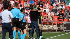 El centrocampista Gabri Veiga se abraza con Eduardo Coudet tras adelantar en el marcador al Celta contra el Almería.