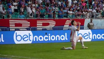 Olfato de goleador tras el rebote del portero.