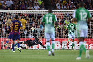 0-1. Marc-Andre Ter Stegen en el primer tanto que marc¨® Nabil Fekir.