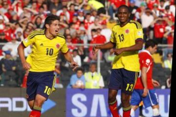 Futbol, Chile vs Colombia. 
Eliminatorias a Brasil 2014. 
El jugador de Colombia James Rodriguez, izquerda, celebra su gol contra Chile durante el partido jugado por las eliminatorias a Brasil 2014 jugado en el estadio Monumental.
Santiago, Chile. 