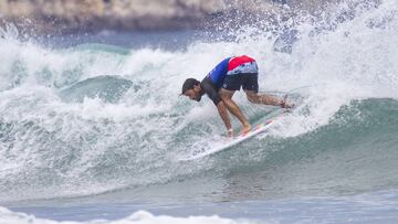 Una maniobra de la competici&oacute;n en Zarautz