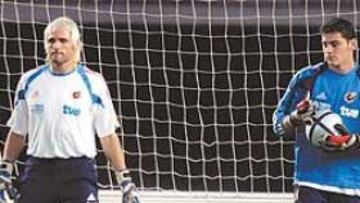 <b>RELEVO EN LA PORTERÍA. </b>Con Luis Aragonés, Cañizares pasa a ser el portero titular de la Selección y Casillas el suplente. Al menos es lo que el entrenador madrileño ha ensayado en los días previos al partido. Quizá, éste sea el cambio más significativo.