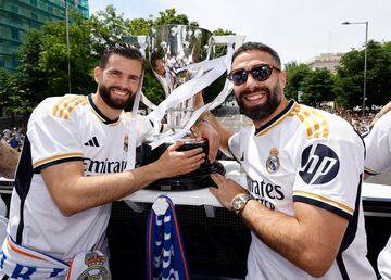 Nacho y Dani Carvajal en el autobús de la celebración del Madrid.