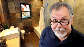 Un hombre se tira dos días para pegar 9.700 monedas en el suelo del baño con sólo un propósito: “Me llevó mucho tiempo”