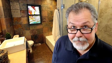 Un hombre se tira dos días para pegar 9.700 monedas en el suelo del baño con sólo un propósito: “Me llevó mucho tiempo”