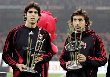 Junto a su compañero Kaká ofrecen sus galardones de mejores jugadores por el FIFPro.