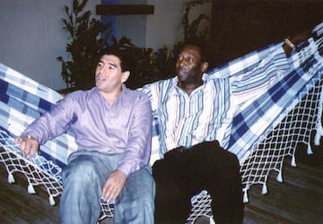 Las leyendas del fútbol Diego Maradona (izq.) Y Pele descansan en una hamaca durante una recepción en Río de Janeiro, el 14 de mayo de 1995. 