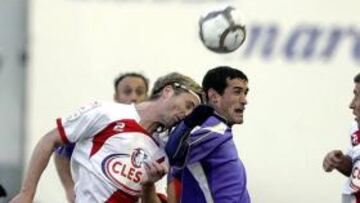 <b>INTENTO. </b>Albacar trata de rematar ante un defensa del Girona.