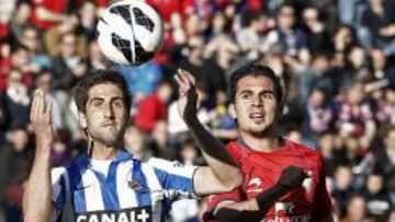 El centrocampista del Osasuna Emiliano Armenteros lucha un balón con el centrocampista de la Real Sociedad Markel Bergara.